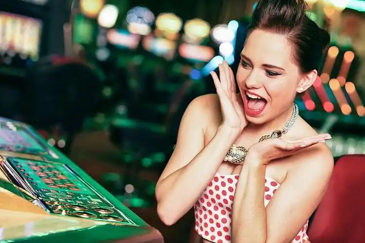 cashslot အက်ပ် မိုဘိုင်းဖုန်းပေါ်တွင် ဖွင့်ကာ Live Casino ကစားနေသောပုံ